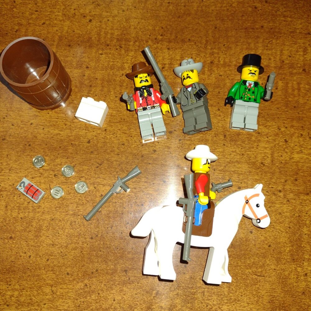 Like new Lego Sheriff's Lock Up Prison w Exploding Jail Cell, retired w orig box - Picture 13 of 15